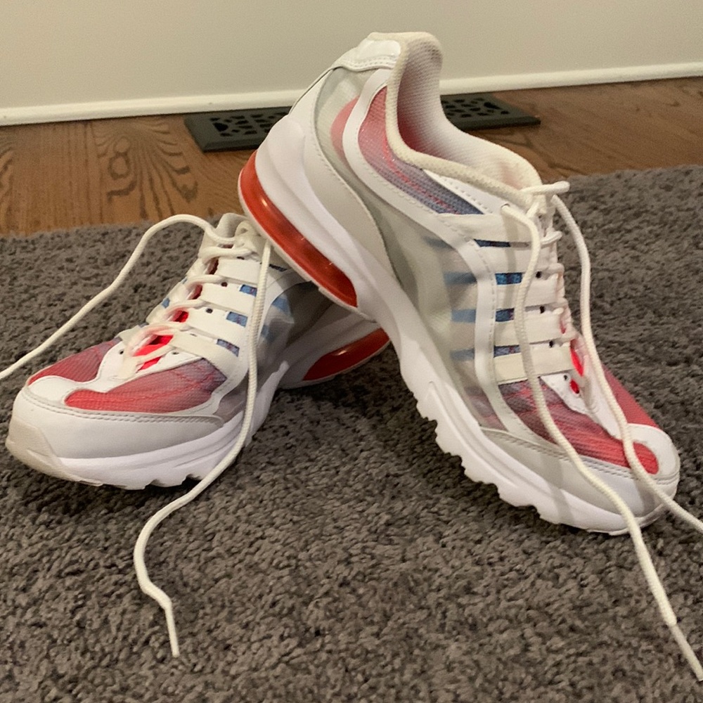 Nike women’s tennis shoes